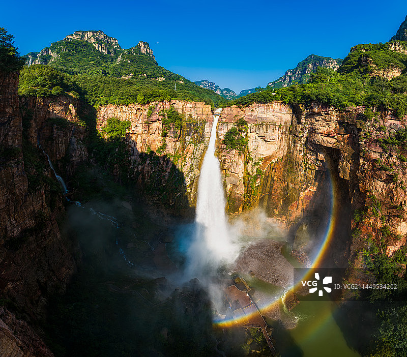 河南省新乡市辉县（宝泉）南太行瀑布夏季航拍——飞龙瀑图片素材