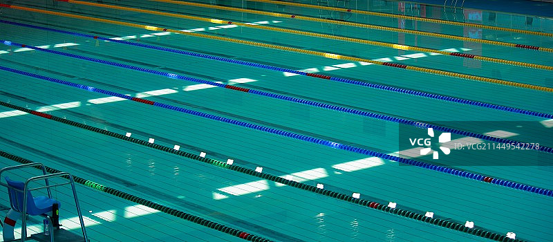 泳泳比赛场馆的泳池赛道图片素材