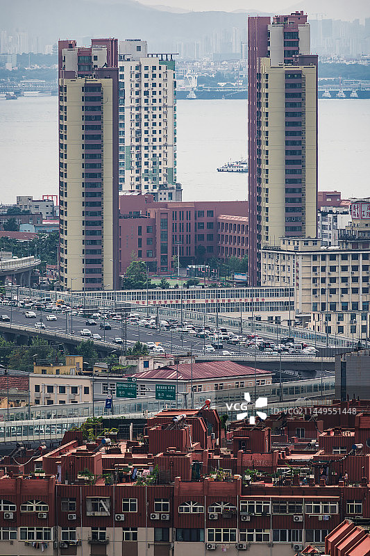 青岛城市道路的高角度视图图片素材
