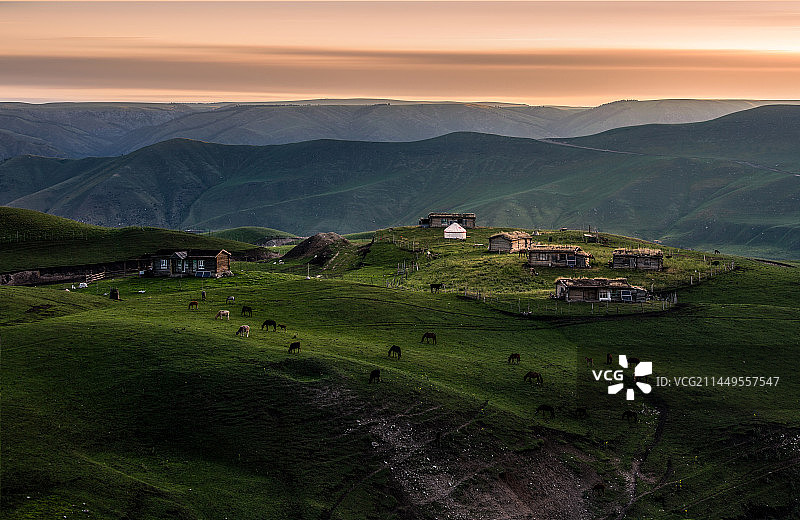 又到琼库什台…/新疆图片素材