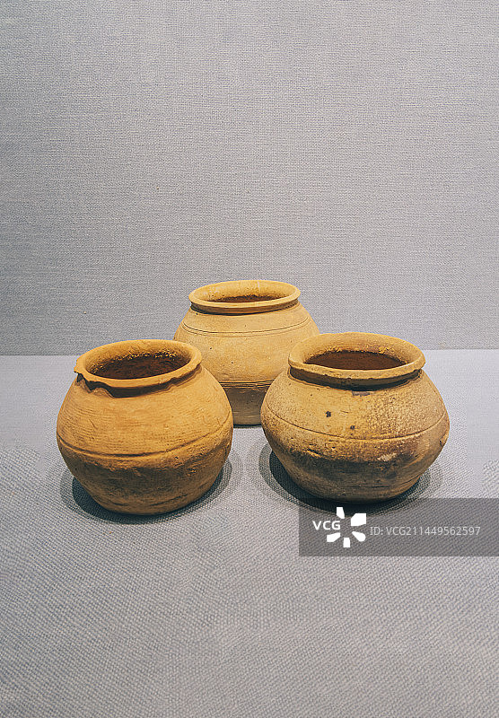 汉代弦纹小陶罐图片素材