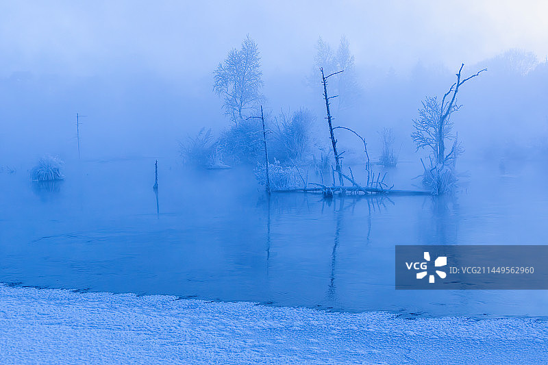长白山魔界风景区早晨云雾弥漫如仙境一般图片素材