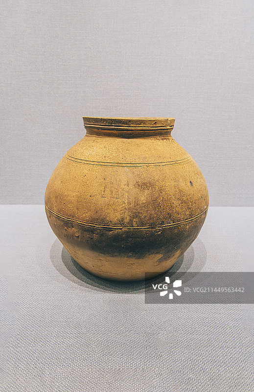 东汉时期的陶罐图片素材