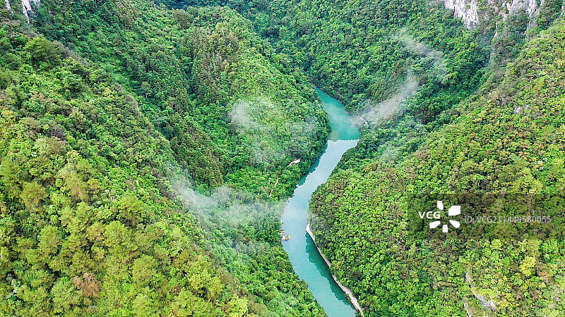 贵州黔南荔波小七孔景区山间河流云雾晨雾航拍图片素材