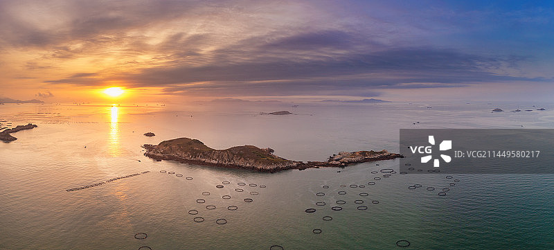 定海青屿遥望马祖岛，远处的马祖岛依稀可见图片素材