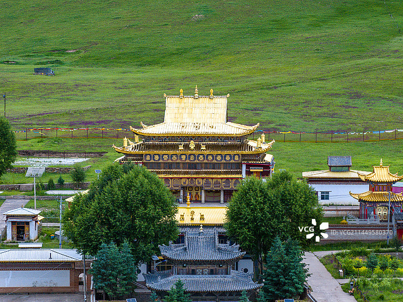 航拍祁连县藏传佛教寺庙阿柔大寺风景图片素材