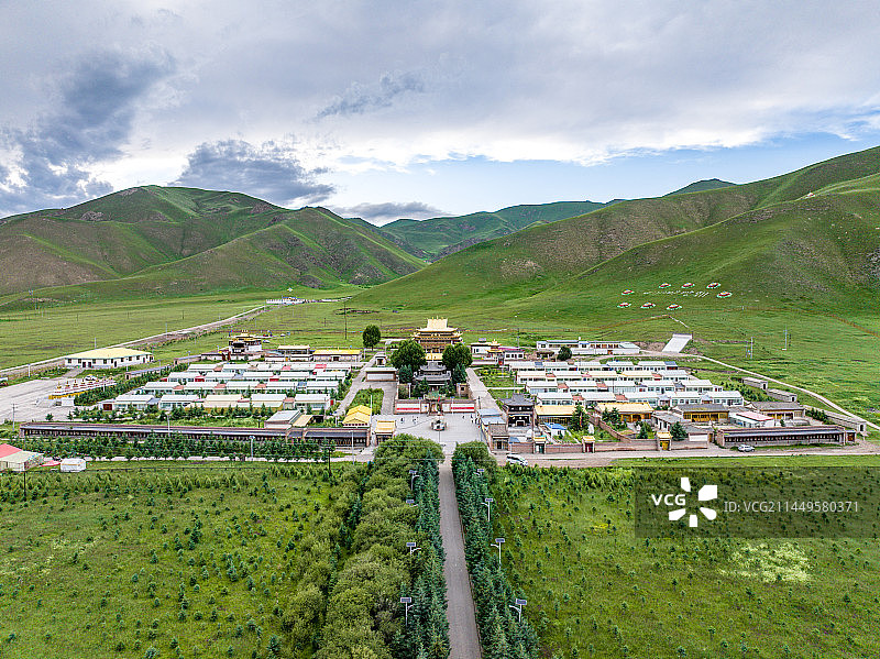 航拍祁连县藏传佛教寺庙阿柔大寺风景图片素材