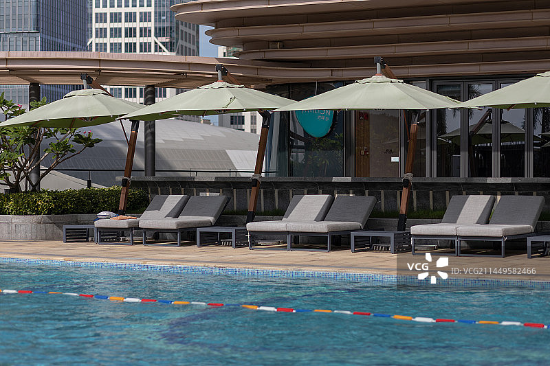 屋顶室外游泳池图片素材