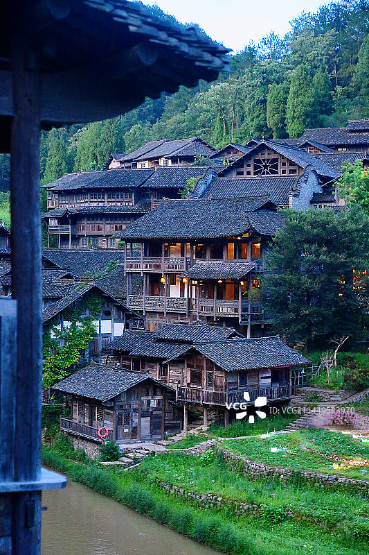 华灯初上苗家寨图片素材