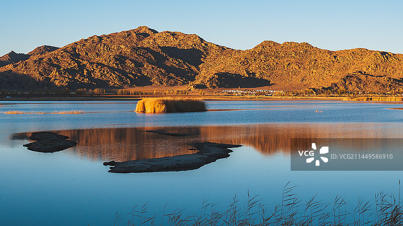 秋季蓝天下的新疆可可苏里湖（野鸭湖）风景图片素材