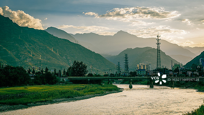 甘肃陇南武都夕阳下的夕阳白龙江图片素材