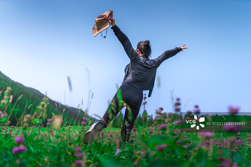 东方人像 户外 活泼女孩 瑜伽裤 背心 防晒衣  徒步图片素材