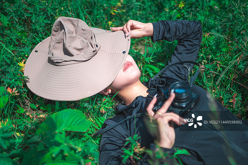 东方人像 户外 活泼女孩 瑜伽裤 背心 防晒衣  徒步图片素材