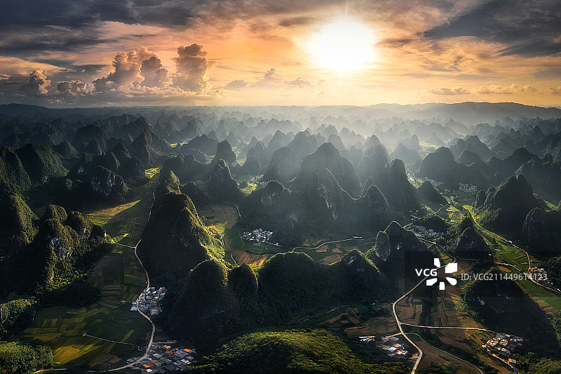 日出日落时分壮观的喀斯特地貌石山峰丛图片素材