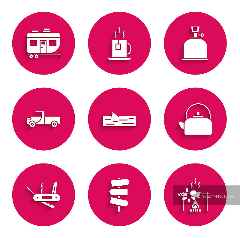 木头、道路交通标志和篝火图片素材