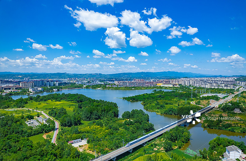 湿地公园水清岸绿 田园湖泊与青山融为一体图片素材