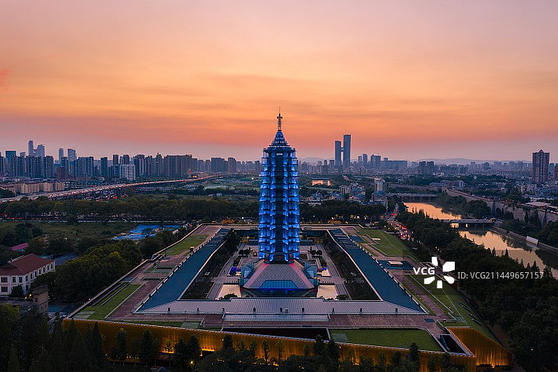 航拍日落时的中国江苏南京大报恩寺与秦淮河畔风光图片素材