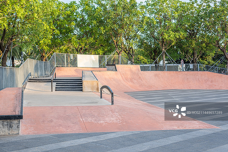户外无人的滑板场地图片素材