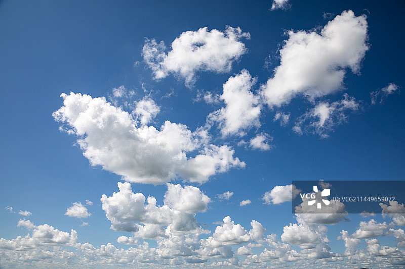 天空和大片的白云图片素材