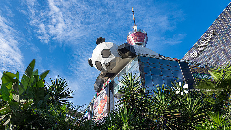 成都锦绣天府塔和大熊猫雕塑图片素材