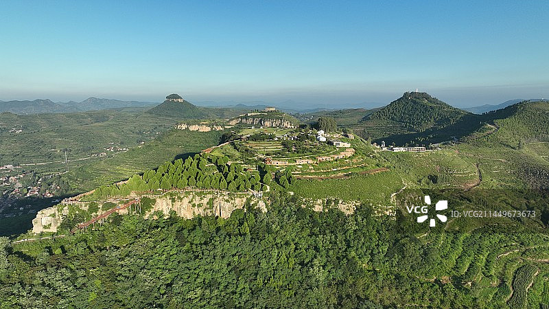 航拍山东省看临沂市蒙阴县岱崮崮上草原风景图片素材