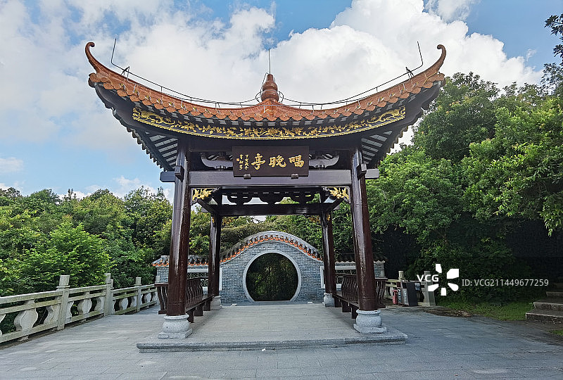 山顶休息平台上的古典亭子唱晚亭图片素材