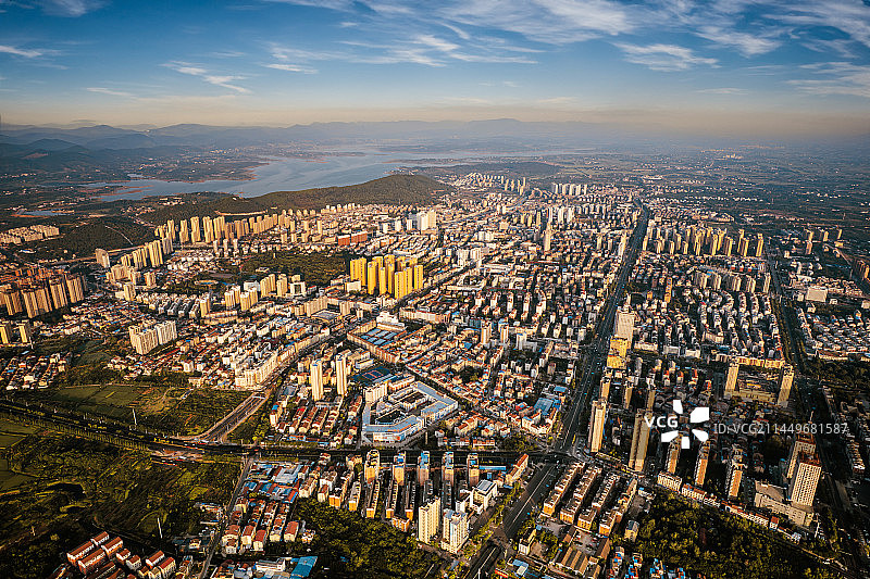 山水相依的小城全景--京山市城区图片素材