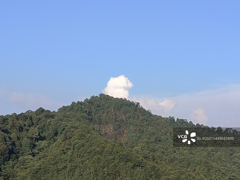 白云冒出山头瞬间图片素材