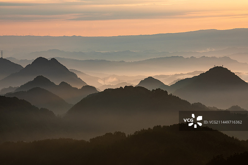 风车下云海相遇霞光点靓了夏日图片素材