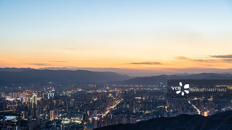 中国甘肃兰州市安宁区西固区城市夜景图片素材