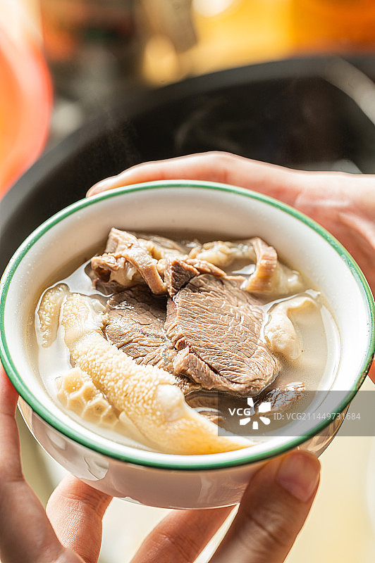 一碗羊肉汤端在手里图片素材