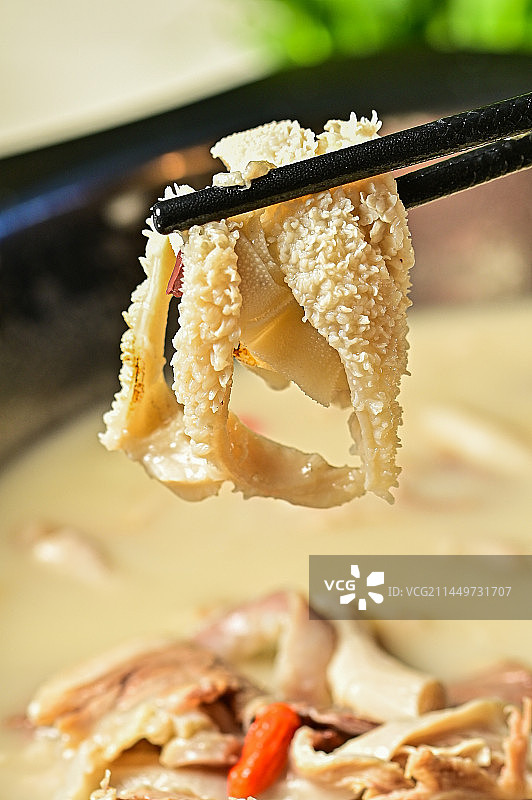 羊肉汤羊肚夹起镜头图片素材