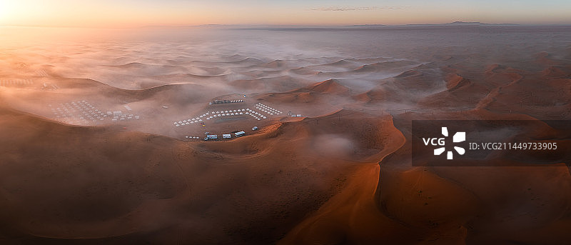 腾格里沙漠平流雾日出图片素材