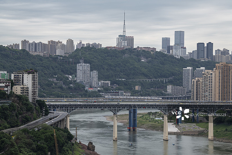 远眺重庆渝中区牛角沱嘉陵江大桥与渝澳大桥图片素材