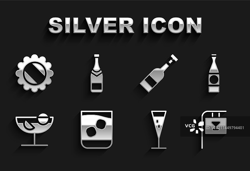 威士忌酒杯与啤酒瓶在街道上图片素材