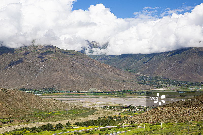 西藏山南市雅江河谷自然风光图片素材
