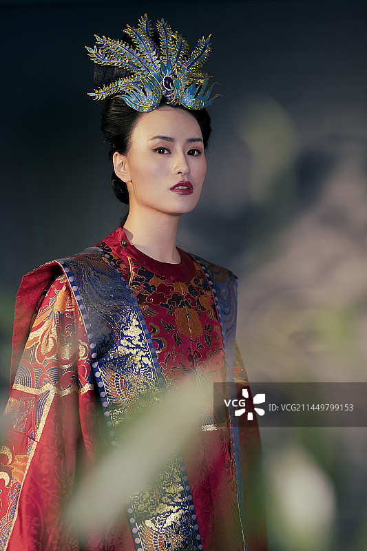 穿着传统服装的年轻女子肖像图片素材