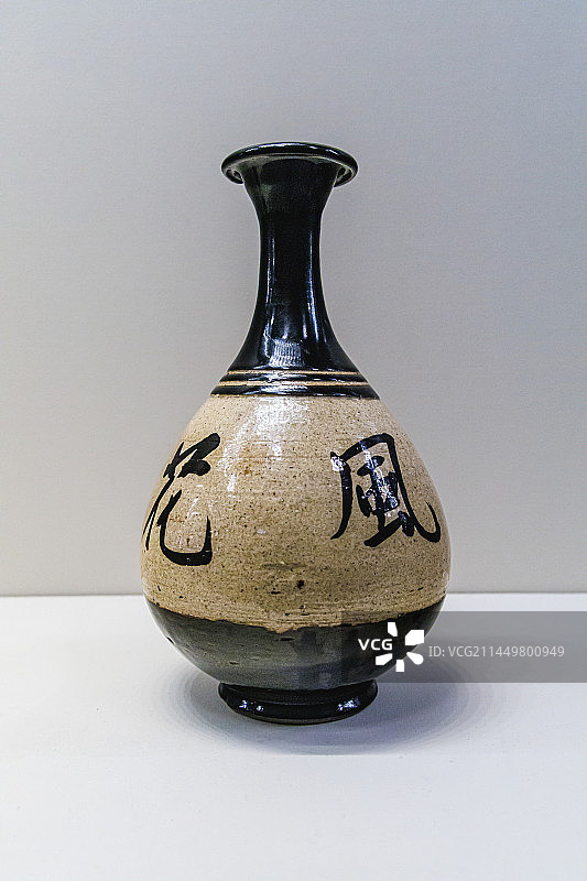 北京中国国家博物馆馆藏元代黑地黄釉“风花雪月”玉壶春瓶图片素材