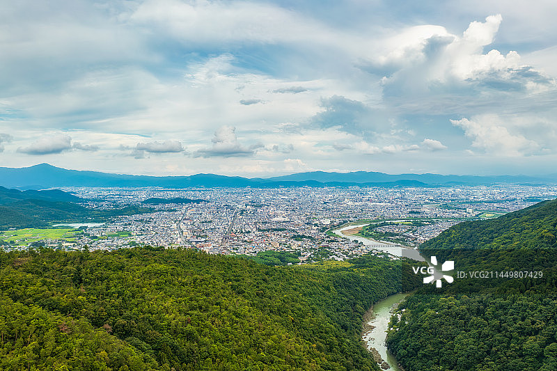日本京都岚山城镇风光与桂河（桂川）夏季户外航拍图片素材
