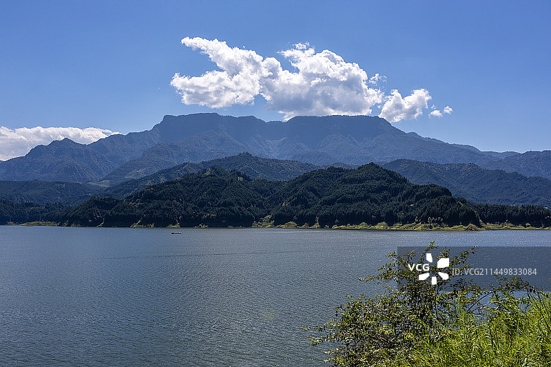 夏季眉山雅女湖与瓦屋山图片素材