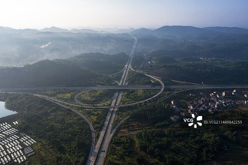 晨雾中的高速公路枢纽图片素材