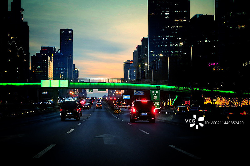 华灯初上的城市图片素材