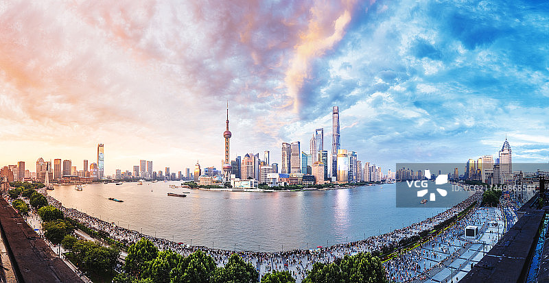 上海黄浦区外滩黄浦江陆家嘴东方明珠金茂大厦环球金融中心上海中心大厦日落晚霞火烧云游客人流著名旅游景点图片素材