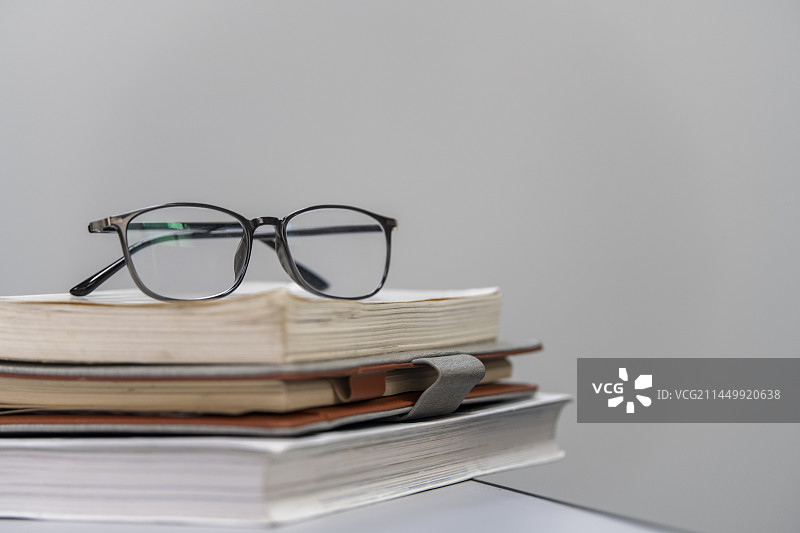 书籍上放着眼镜图片素材