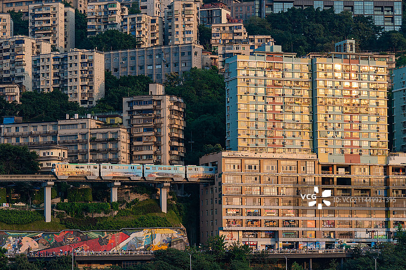 重庆轨道交通李子坝站 轻轨列车穿楼而过图片素材