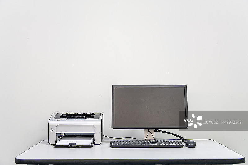 桌面上的办公电脑显示器和打印机图片素材