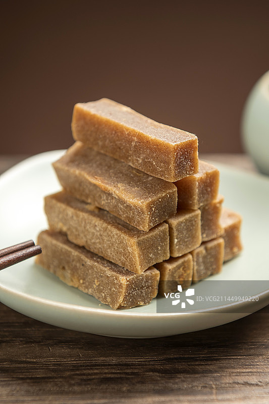 一盘山楂条摆放在木桌面上特写图片素材