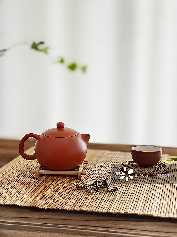 桌面上的朱泥紫砂壶图片素材