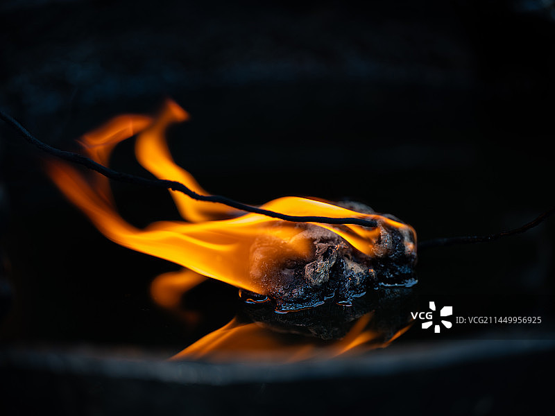 黑色背景下燃烧的火焰特写镜头图片素材