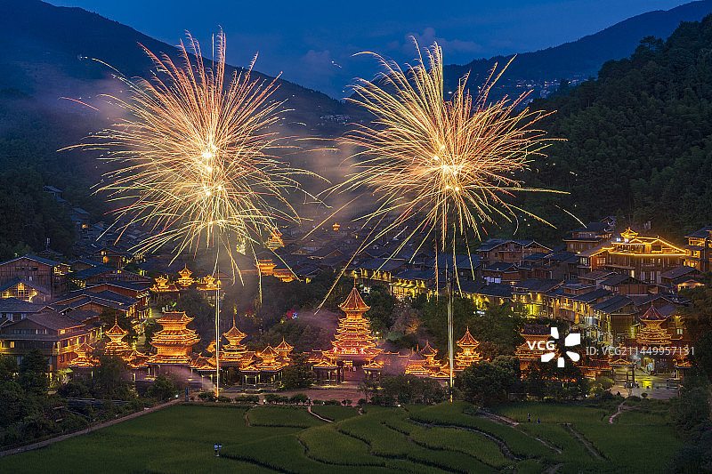 肇兴侗寨夜景花火图片素材